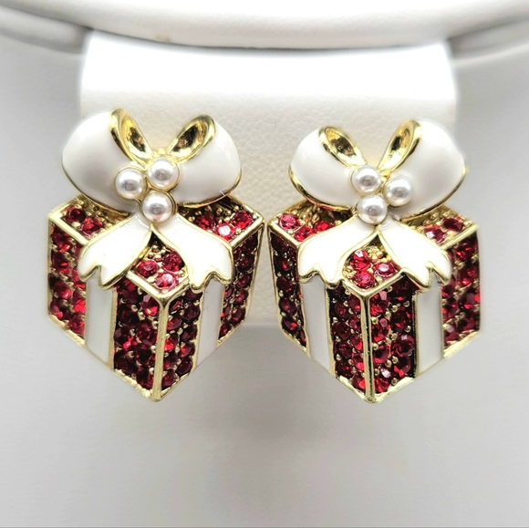 Heidi Daus Gift Shaped Pin and Clip On Earrings Set w/ Swarovski Crystal + Pearl - Picture 13 of 17